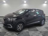 la voiture noire est garée sur un sol en damier dans le garage
