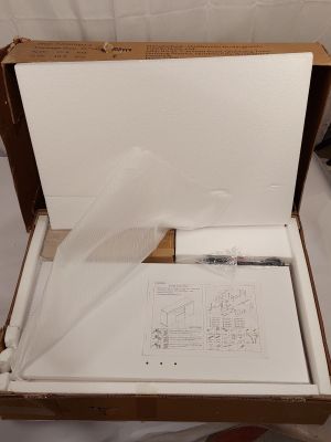 une boîte contenant un dessin, posée sur une table