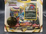 gros plan d'une boîte de cartes pokemon sur une table