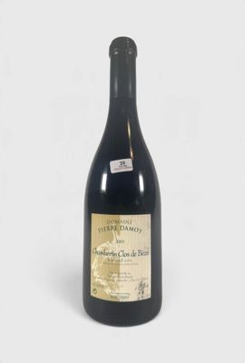 une bouteille de vin posée sur une table