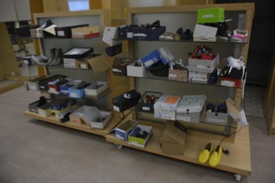 Sur désignation. Lot de chaussures enfants adultes dépareillé, paire i