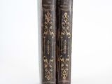 une paire de livres anciens sur fond blanc