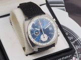 une montre posée sur une feuille de papier
