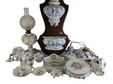 de nombreuses pièces de porcelaine très variées exposées sur la table