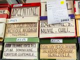 plusieurs cartons de livres empilés les uns sur les autres sur une table