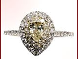 une photo d'une bague raffinée sertie d'un diamant en forme de poire