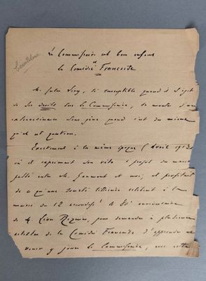 un gros plan d'un morceau de papier sur lequel on a écrit