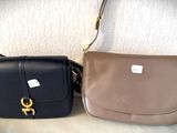 deux sacs à main posés sur une table