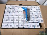 une boîte en carton contenant tout un tas d'objets divers