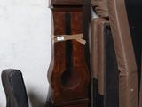 une chaise et une horloge comtoise dans un coin de la pièce
