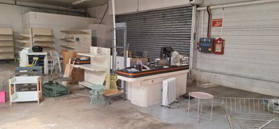 un garage encombré et rempli de meubles