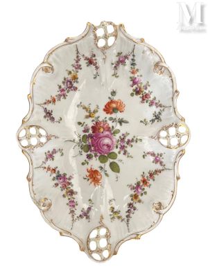 une assiette blanche ornée de fleurs sur fond blanc