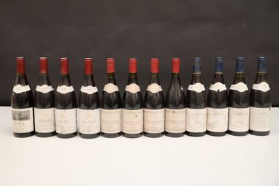 un groupe de bouteilles de vin posées sur une table