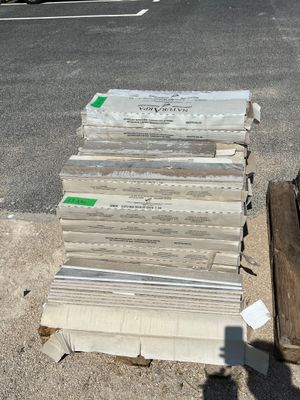 un tas de cartons posé au bord de la route
