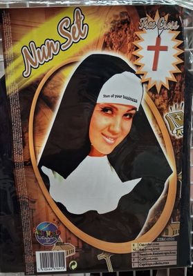 une photo d'une femme en tenue de religieuse