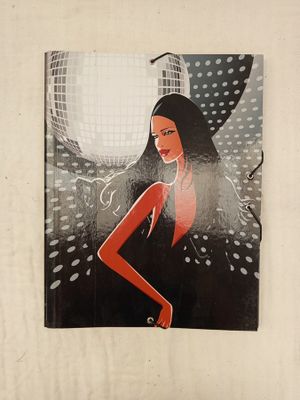 un tableau représentant une femme tenant une boule à facettes, accroché au mur