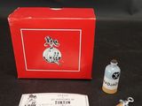 une petite bouteille de Tintin à côté d'une petite bouteille de Tintin
