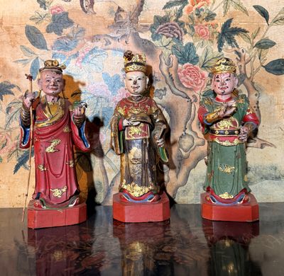 trois figurines assises sur une table