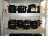 de nombreuses casseroles et poêles sur les étagères de la cuisine