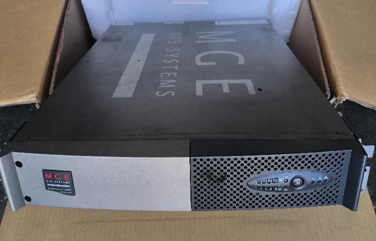 Onduleur professionnel de marque MGE UPS SYSTEMS, modèle Evo…