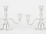 paire de candélabres et de bougeoirs en métal argenté