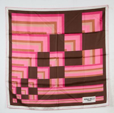un gros plan d'une écharpe carrée rose et marron sur fond blanc