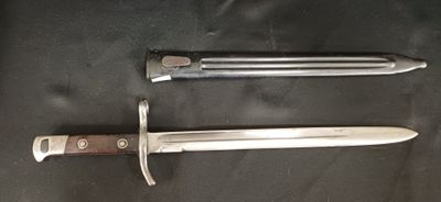 deux couteaux posés sur une table