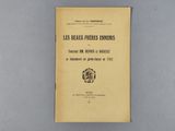 un vieux livre avec une image en noir et blanc