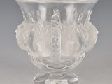 un vase en verre transparent orné d'un motif floral