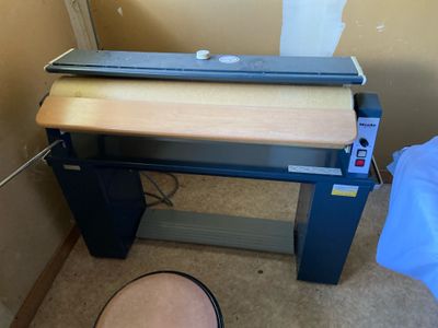 une machine posée sur le sol d'une pièce