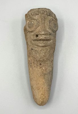 une image représentant un objet en pierre sur lequel figure un visage