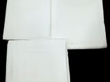 quatre serviettes blanches sur fond noir