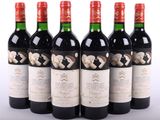 six bouteilles de vin rouge sont alignées