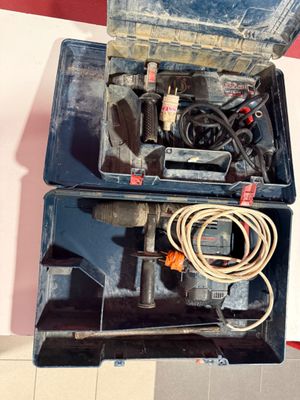 une boîte à outils contenant des outils, posée sur le sol