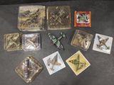 beaucoup de petits jouets en plastique posés sur une table
