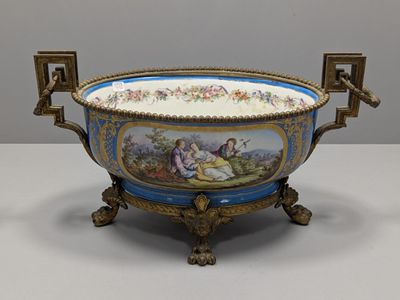 un bol bleu décoré d'une peinture, posé sur une table