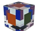 un cube multicolore posé sur une surface blanche