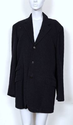 le mannequin porte un manteau noir et une chemise blanche