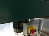 une table verte sur laquelle est fixée une lampe rouge