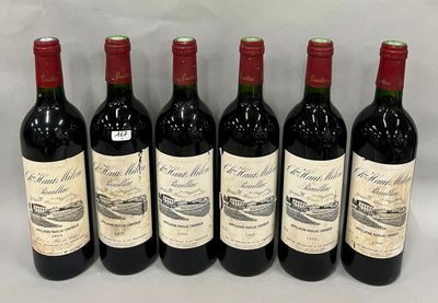 six bouteilles de vin sont alignées sur une table