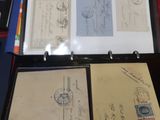 trois enveloppes et un livre posés sur une table