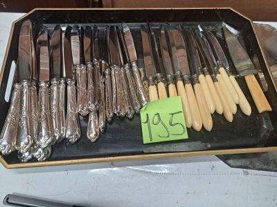 beaucoup de couteaux posés sur un plateau