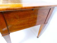 Bureau plat en noyer et placage sur fond de chêne ouvrant pa… (photo 5)