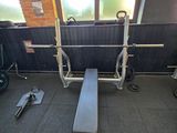 une salle de sport avec un banc, des poids et d'autres équipements