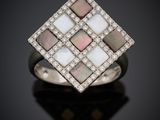 une bague en nacre blanche et rose, sertie de diamants