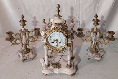 une horloge posée sur une table
