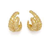 une paire de boucles d'oreilles en or et diamants