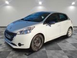 la petite voiture blanche est garée dans une pièce au sol à carreaux