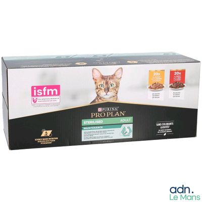 une boîte de nourriture pour chat posée sur une table
