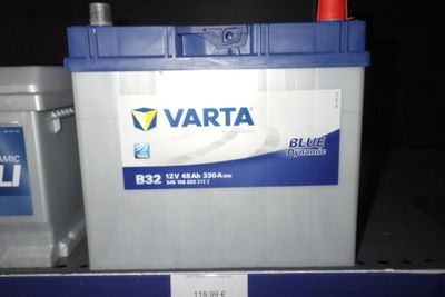 un gros plan sur deux piles bleues et blanches posées sur une étagère
